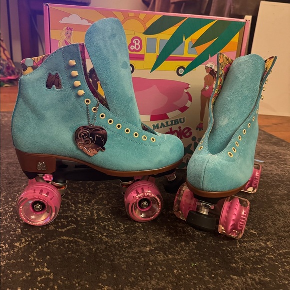 Brand New Moxie Malibu Barbie Lolly Roller Skates Blue
Sz 9(WOMENS SHOE SIZE 10) - Picture 1 of 5